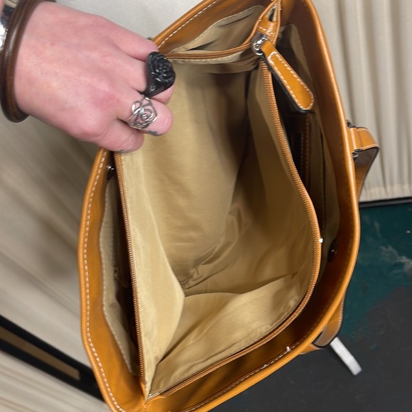 NEW! GIANI BERNINI 2021 FALL COLLECTION SHOULDER HOBO BAG NWOT - Picture 11 of 16